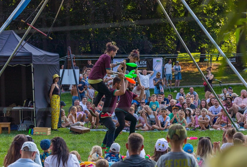 Popisy artystów sztuki cyrkowej podczas festiwalu OFCA w Oleśnicy 2025