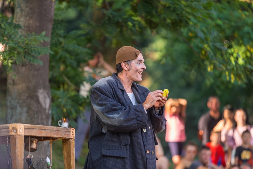 Popisy artystów sztuki cyrkowej podczas festiwalu OFCA w Oleśnicy 2025