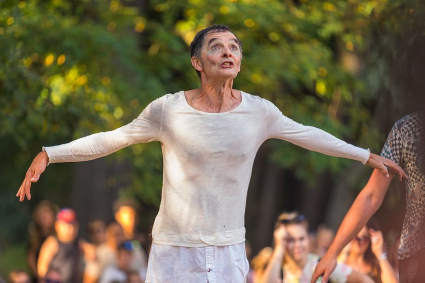 Popisy artystów sztuki cyrkowej podczas festiwalu OFCA w Oleśnicy 2025