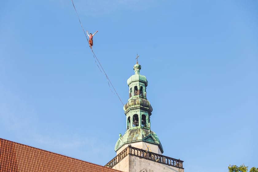 Popisy artystów sztuki cyrkowej podczas festiwalu OFCA w Oleśnicy 2025