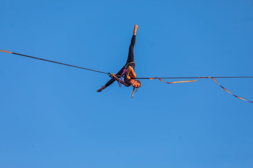 Popisy artystów sztuki cyrkowej podczas festiwalu OFCA w Oleśnicy 2025