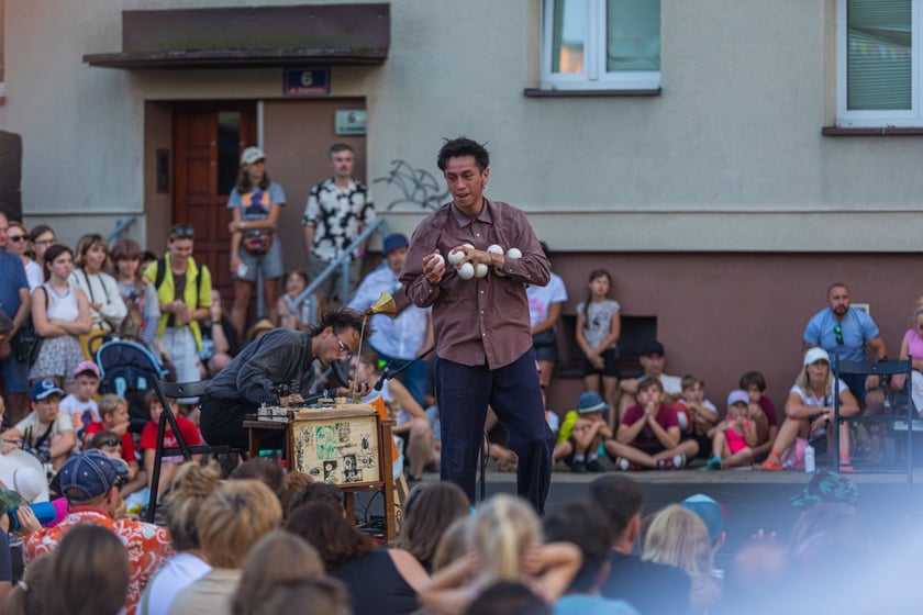 Popisy artystów sztuki cyrkowej podczas festiwalu OFCA w Oleśnicy 2025