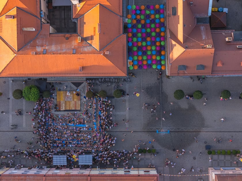 Popisy artystów sztuki cyrkowej podczas festiwalu OFCA w Oleśnicy 2025