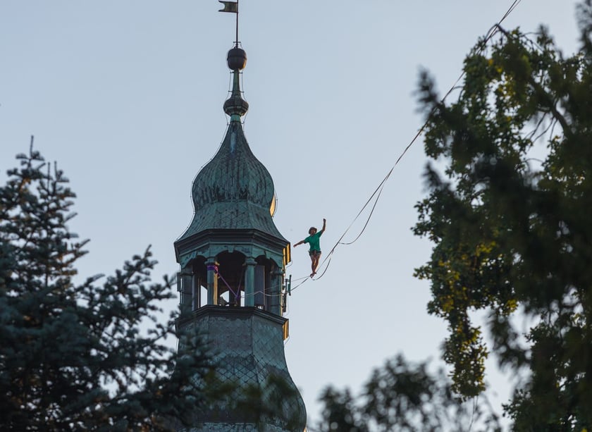 Popisy artystów sztuki cyrkowej podczas festiwalu OFCA w Oleśnicy 2025