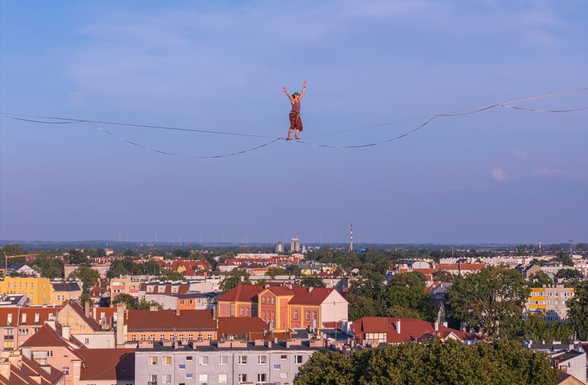 Popisy artystów sztuki cyrkowej podczas festiwalu OFCA w Oleśnicy 2025