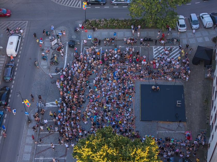 Popisy artystów sztuki cyrkowej podczas festiwalu OFCA w Oleśnicy 2025