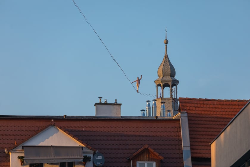 Popisy artystów sztuki cyrkowej podczas festiwalu OFCA w Oleśnicy 2025