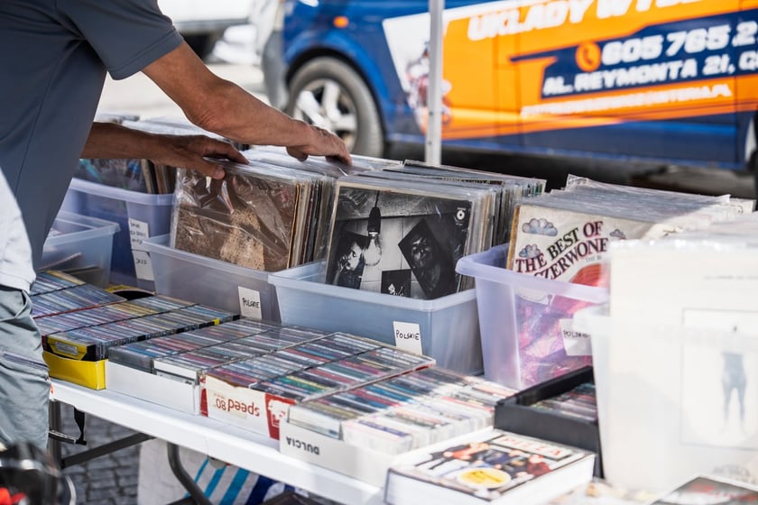 Giełda staroci pod Iglicą we Wrocławiu