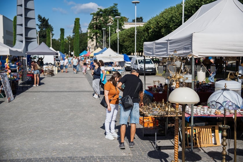 Giełda staroci pod Iglicą we Wrocławiu