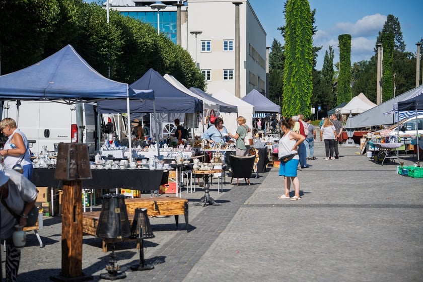 Giełda staroci pod Iglicą we Wrocławiu