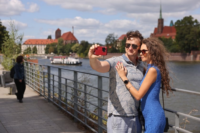Lato w mieście. Wrocławianie spacerują nad Odrą i na Ostrowie Tumskim