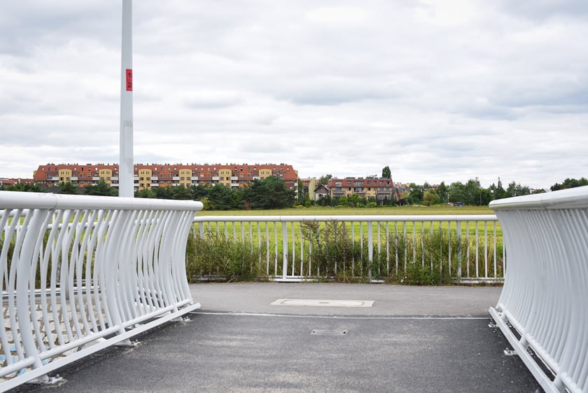 Droga dojazdowa i most nad Ślęzą łączący Muchobory, sierpnień 2025