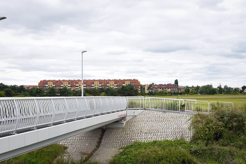 Droga dojazdowa i most nad Ślęzą łączący Muchobory, sierpnień 2025