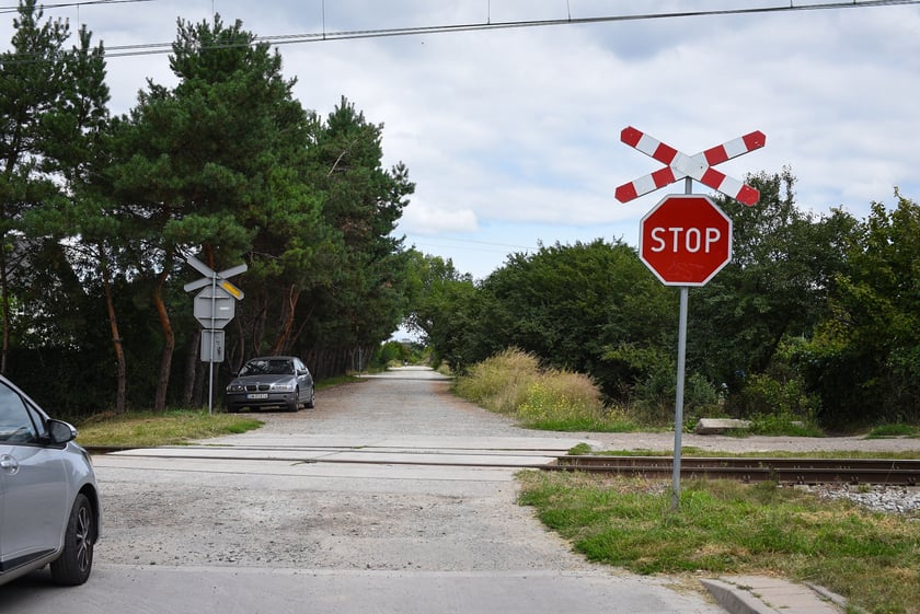 Droga dojazdowa i most nad Ślęzą łączący Muchobory, sierpnień 2025