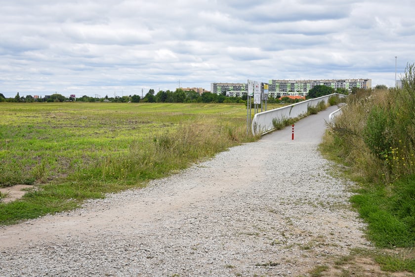 Droga dojazdowa i most nad Ślęzą łączący Muchobory, sierpnień 2025