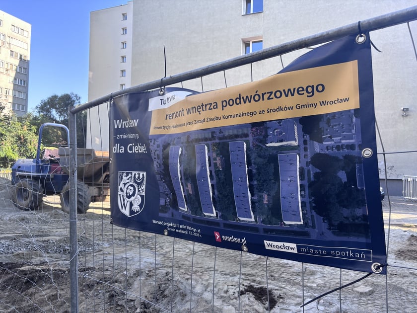 Płachta informująca o remoncie podw&oacute;rka na Szczepinie