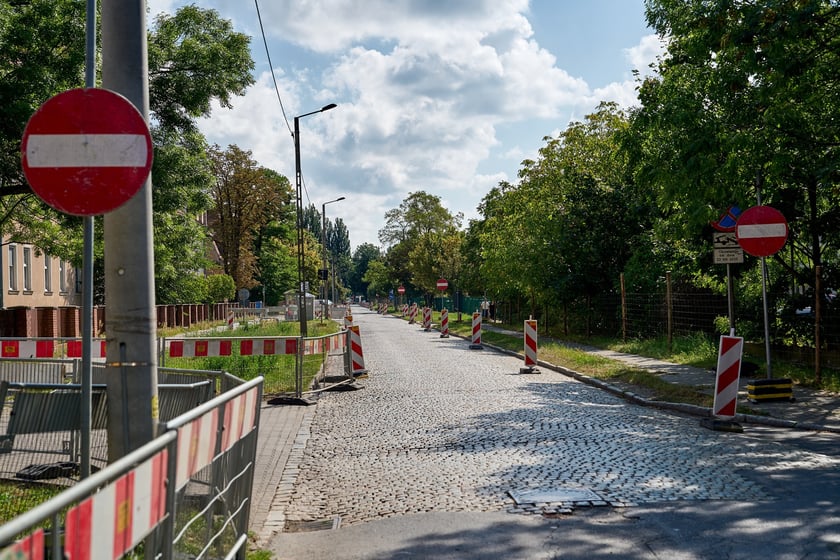 Ulica Koszarowa na początku przebudowy