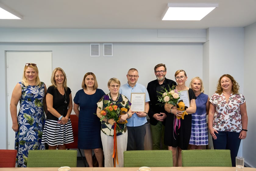 Od lewej: Monika Jopek &ndash; kierowniczka działu wsparcia rodzin zastępczych, Joanna Kot &ndash; zastępczyni dyrektora MOPS-u, Agnieszka Kowalska &ndash; kierowniczka działu pieczy zastępczej, Marzena Haba (rodzina zastępcza), Sylwester Haba (rodzina zastępcza), Andrzej Mańkowski &ndash; dyrektor MOPS-u we Wrocławiu, Małgorzata Małolepsza (rodzina zastępcza), Edyta Żmudzińska &ndash; koordynatorka rodzinnej pieczy zastępczej, Ewa Nowak &ndash; kierowniczka sekcji rodzinnej pieczy zastępczej