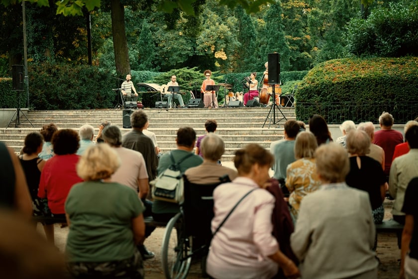 W parku Południowym z koncertem w cyklu „Muzyczne Parki Wrocławia” wystąpiła Marzena Słowik z zespołem „Słowik e os pássaros do amor”.