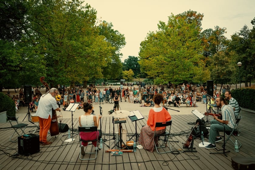 W parku Południowym z koncertem w cyklu „Muzyczne Parki Wrocławia” wystąpiła Marzena Słowik z zespołem „Słowik e os pássaros do amor”.