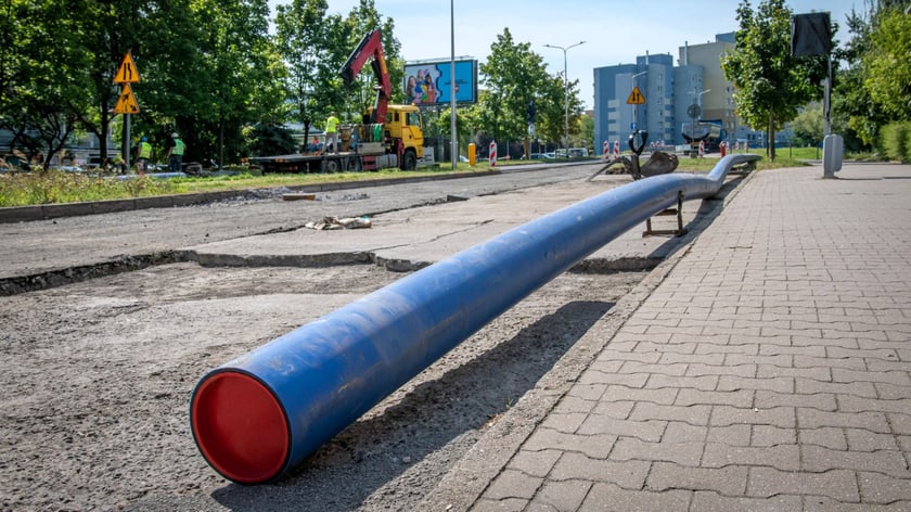 Na Bajana żeliwne rury zostaną zastąpione nowoczesnymi, z tworzywa PE-HD - na zdjęciu taka rura czeka na montaż