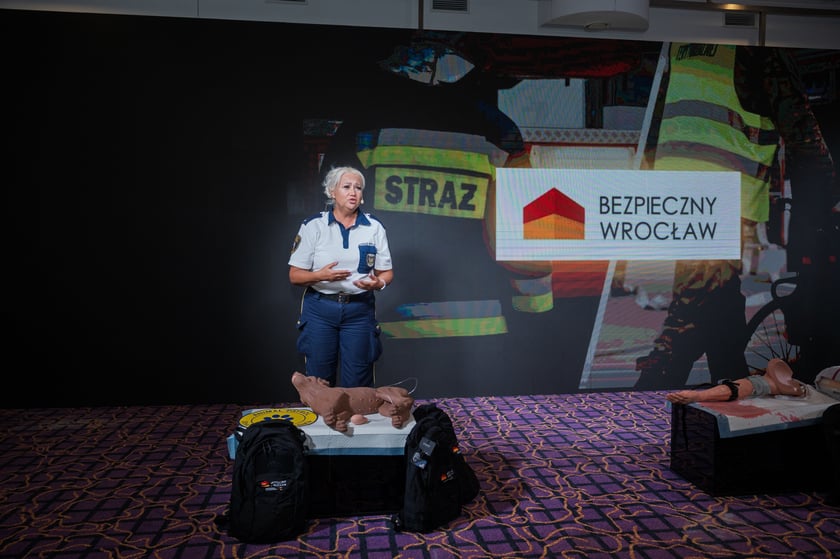 Prezentacja programu Bezpieczny Wrocław podczas 34. Forum Ekonomicznego w Karpaczu - prezentacja pierwszej pomocy zwierzęciu