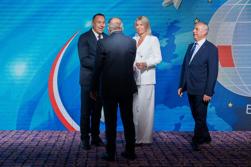 Nagrody "Teraz" Polska" dla os&oacute;b w szczeg&oacute;lny spos&oacute;b promujących Dolny Śląsk otrzymali Piotr Zieliński i Marek Krajewski