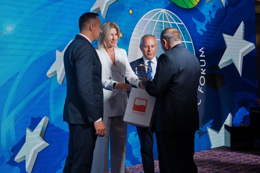 Nagrody "Teraz" Polska" dla os&oacute;b w szczeg&oacute;lny spos&oacute;b promujących Dolny Śląsk otrzymali Piotr Zieliński i Marek Krajewski