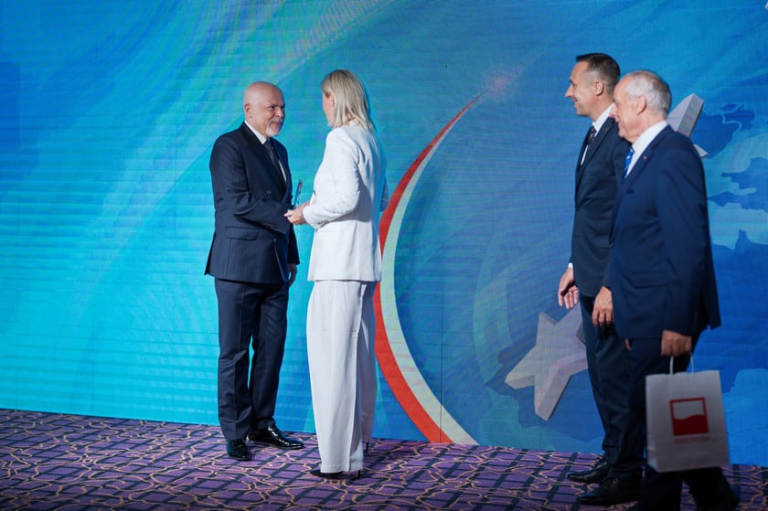 Nagrody "Teraz" Polska" dla os&oacute;b w szczeg&oacute;lny spos&oacute;b promujących Dolny Śląsk otrzymali Piotr Zieliński i Marek Krajewski