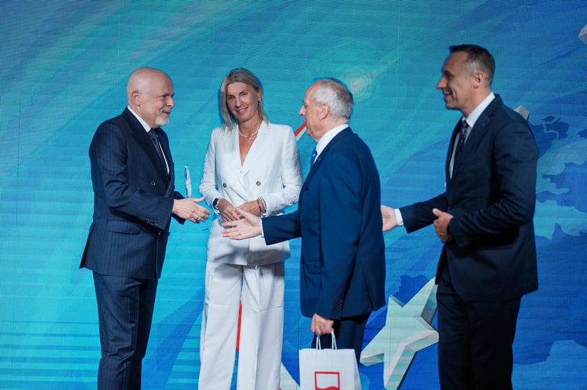 Nagrody "Teraz" Polska" dla os&oacute;b w szczeg&oacute;lny spos&oacute;b promujących Dolny Śląsk otrzymali Piotr Zieliński i Marek Krajewski