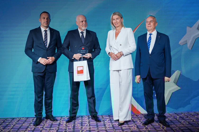 Nagrody "Teraz" Polska" dla os&oacute;b w szczeg&oacute;lny spos&oacute;b promujących Dolny Śląsk otrzymali Piotr Zieliński i Marek Krajewski