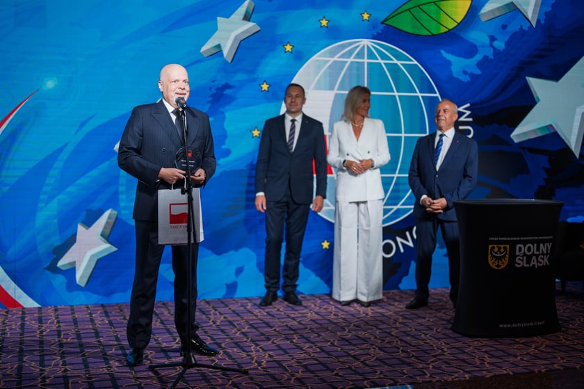 Nagrody "Teraz" Polska" dla os&oacute;b w szczeg&oacute;lny spos&oacute;b promujących Dolny Śląsk otrzymali Piotr Zieliński i Marek Krajewski