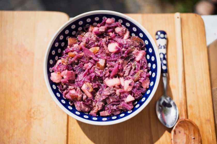 Kamila Kokot i Tomasz Sielicki pokazują, jak zrobić kapustę po wrocławsku. Zdjęcie wykonano 25 sierpnia 2025 na placu Nowy Targ, podczas kręcenia filmu.