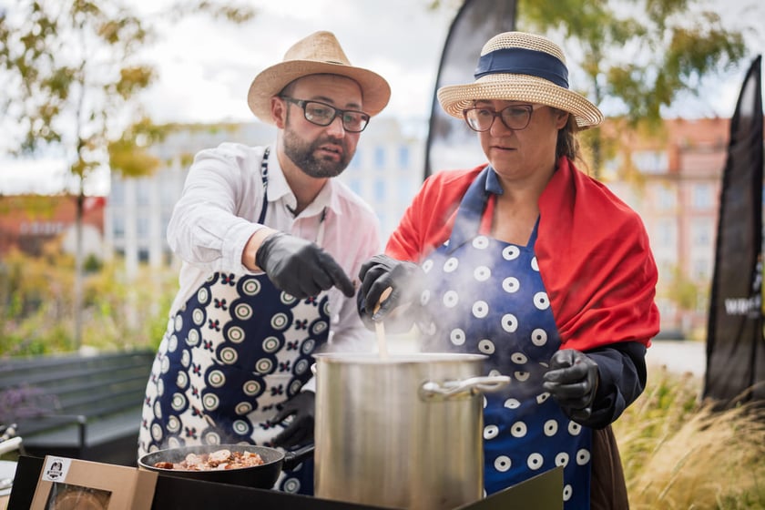 Kamila Kokot i Tomasz Sielicki pokazują, jak zrobić kapustę po wrocławsku. Zdjęcie wykonano 25 sierpnia 2025 na placu Nowy Targ, podczas kręcenia filmu.