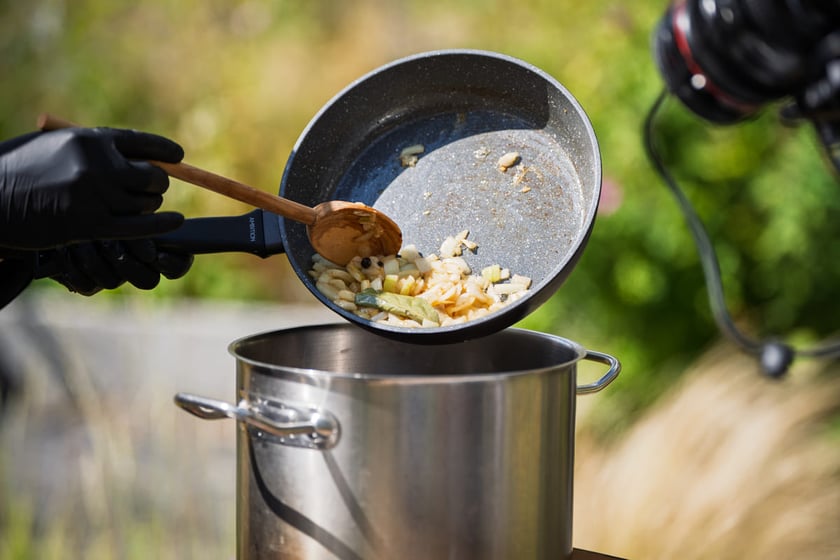 Kamila Kokot i Tomasz Sielicki pokazują, jak zrobić kapustę po wrocławsku. Zdjęcie wykonano 25 sierpnia 2025 na placu Nowy Targ, podczas kręcenia filmu.