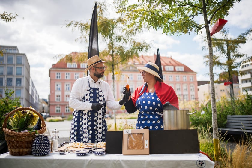 Kamila Kokot i Tomasz Sielicki pokazują, jak zrobić kapustę po wrocławsku. Zdjęcie wykonano 25 sierpnia 2025 na placu Nowy Targ, podczas kręcenia filmu.