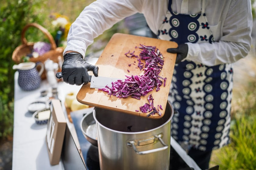 Kamila Kokot i Tomasz Sielicki pokazują, jak zrobić kapustę po wrocławsku. Zdjęcie wykonano 25 sierpnia 2025 na placu Nowy Targ, podczas kręcenia filmu.
