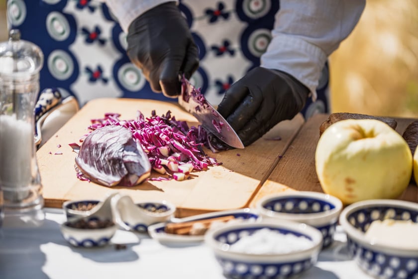 Kamila Kokot i Tomasz Sielicki pokazują, jak zrobić kapustę po wrocławsku. Zdjęcie wykonano 25 sierpnia 2025 na placu Nowy Targ, podczas kręcenia filmu.