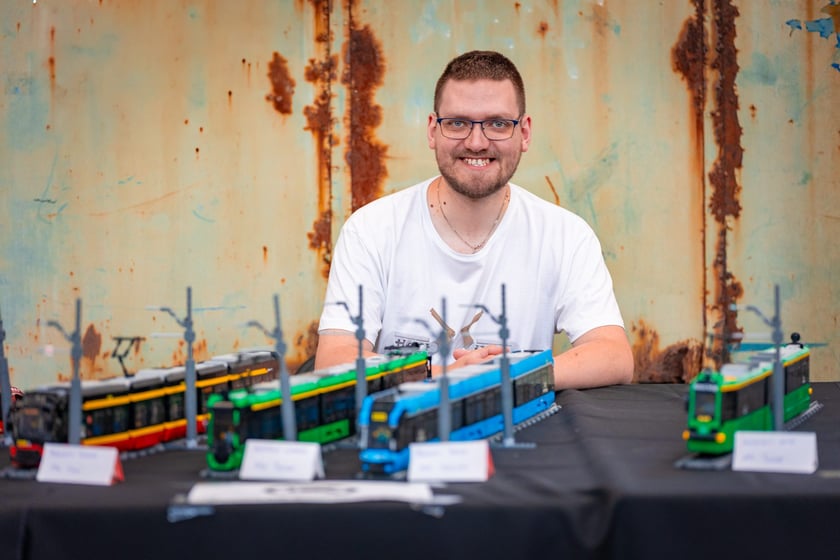 Wystawa w Czasoprzestrzeni "Fajnie się składa" i Mateusz Wawrowski ze swoimi konstrukcjami z Lego