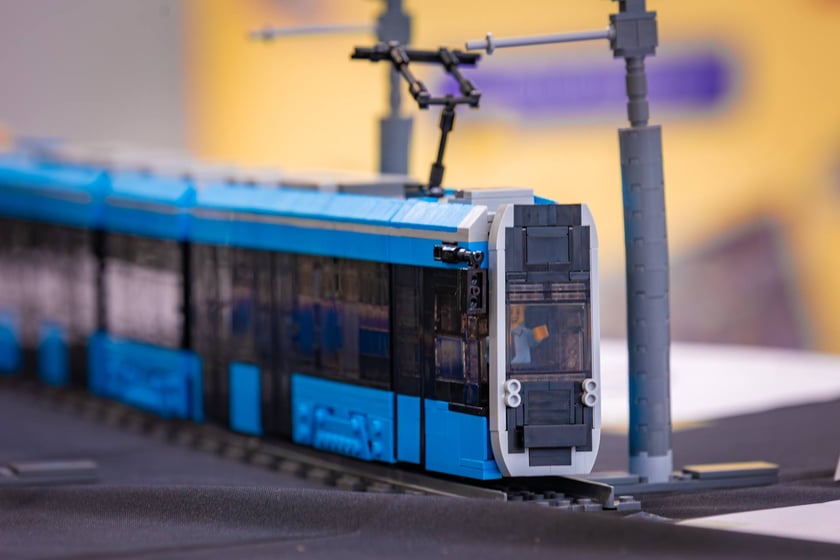 Mateusz Wawrowski podczas lipcowej wystawy "Fajnie się składa" w Czasoprzestrzeni zaprezentował wrocławską Pesę 146N