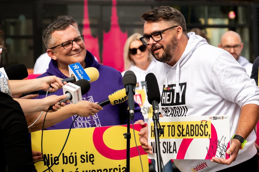 Krzysztof Myszkowski, fundator fundacji #Dobryhasztag, na konferencji prasowej rozpoczynającej kampanię HejTy Reaguj