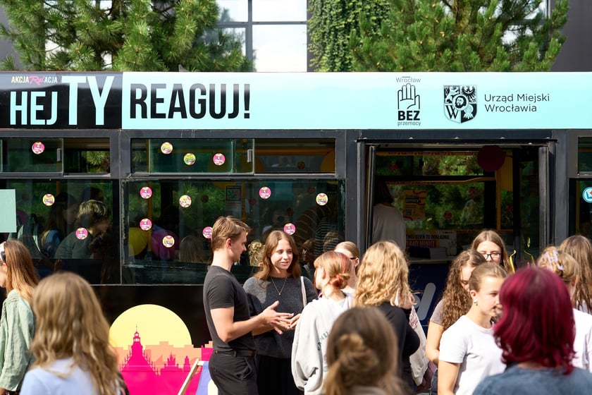 Specjalny autobus przywiózł akcję HejTy Reaguj do Liceum nr 8 im. Bolesława Krzywoustego