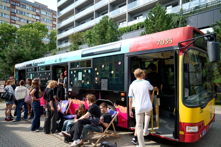 Specjalny autobus przywiózł akcję HejTy Reaguj do Liceum nr 8 im. Bolesława Krzywoustego