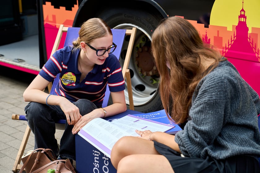 Specjalny autobus przywiózł akcję HejTy Reaguj do Liceum nr 8 im. Bolesława Krzywoustego