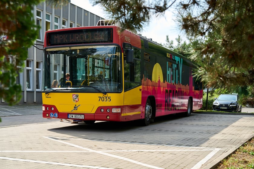 Specjalny autobus przywiózł akcję HejTy Reaguj do Liceum nr 8 im. Bolesława Krzywoustego