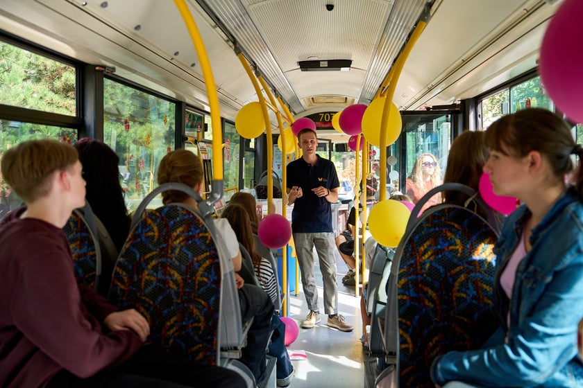 Specjalny autobus przywiózł akcję HejTy Reaguj do Liceum nr 8 im. Bolesława Krzywoustego