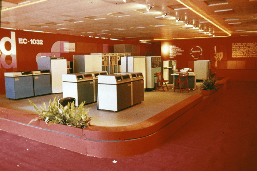 Maszyna cyfrowa R-32 produkcji ELWRO. Wrocław, 1 stycznia 1975.