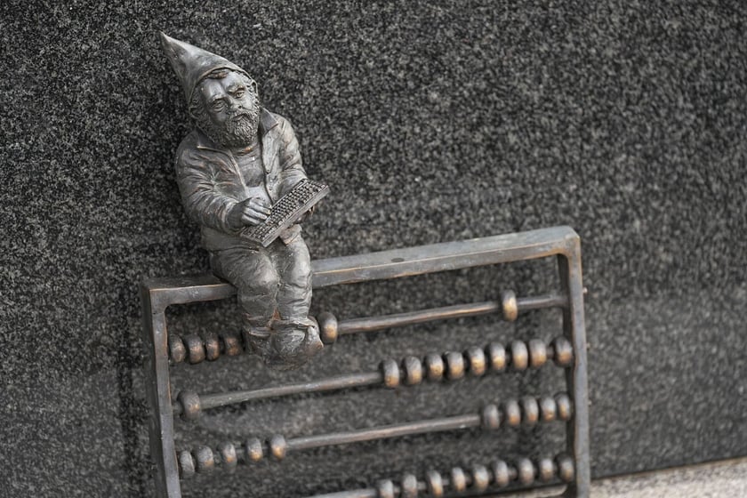 Krasnal przy obelisku na skwerze ELWRO. Wrocław, 17 września 2025