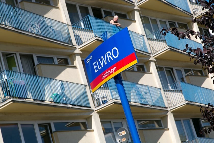 tabliczka z napisem "skwer ELWRO Grabiszyn"