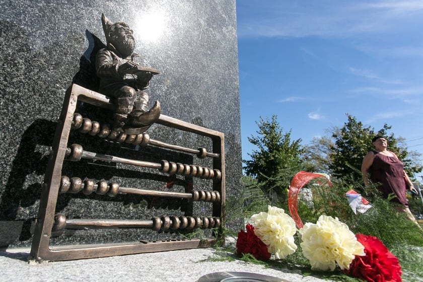 Krasnal przy pomniku ELWRO.